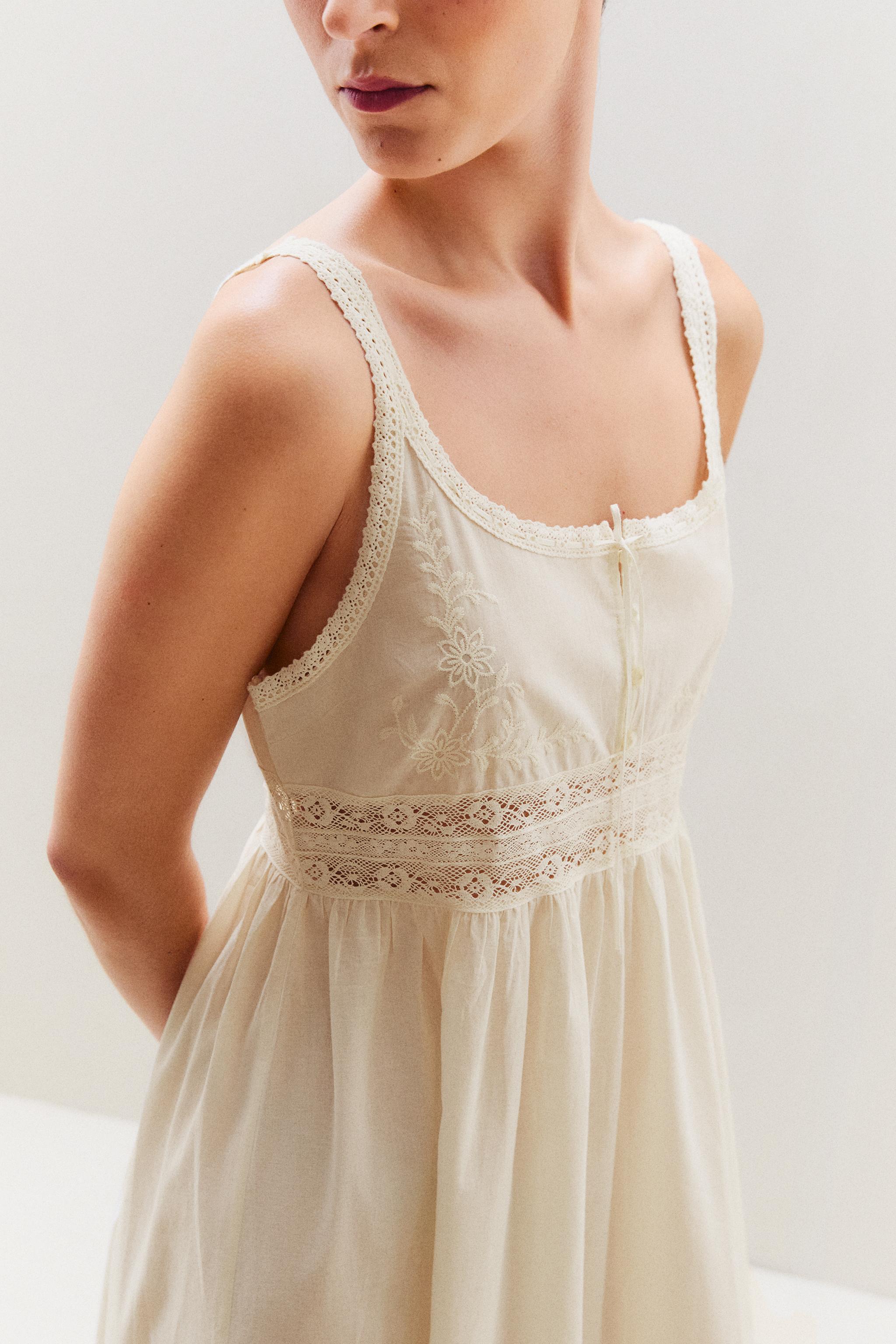 LACE NIGHTGOWN